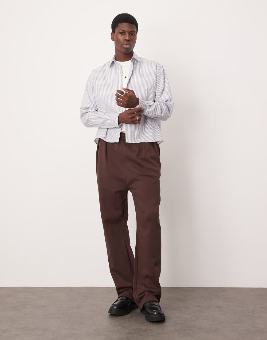 ASOS DESIGN - Jogginghose in Dunkelbraun mit weitem Bein und Bundfalte von ASOS DESIGN