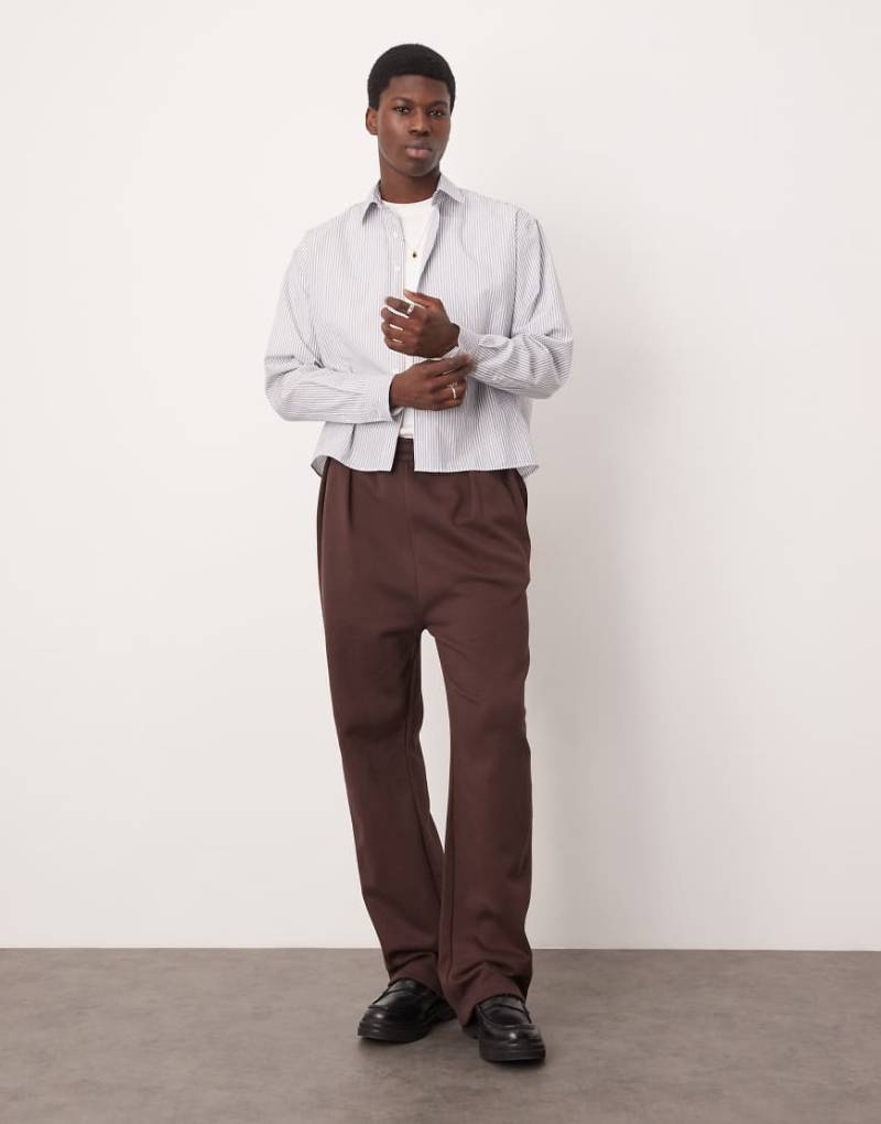 ASOS DESIGN - Jogginghose in Dunkelbraun mit weitem Bein und Bundfalte von ASOS DESIGN