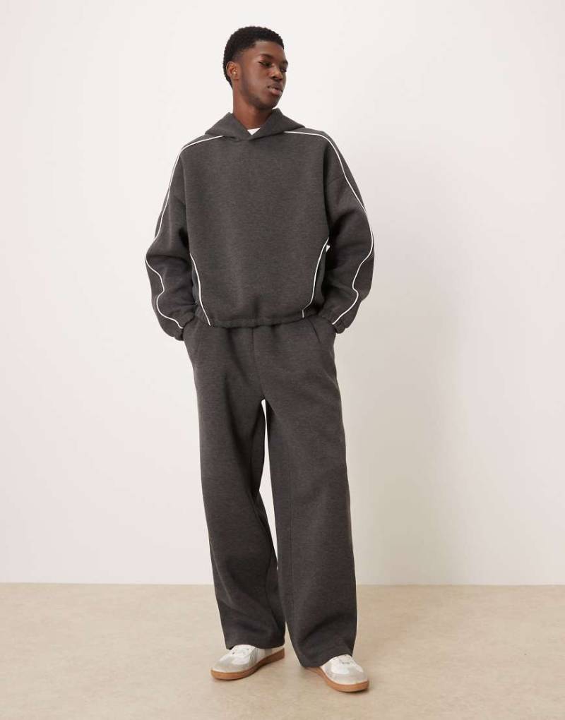 ASOS DESIGN - Jogginghose in Dunkelgrau mit weitem Bein und seitlicher Paspelierung, Kombiteil ASOS DESIGN - Jogginghose in Dunkelgrau mit weitem Bein und seitlicher Paspelierung, Kombiteil von ASOS DESIGN