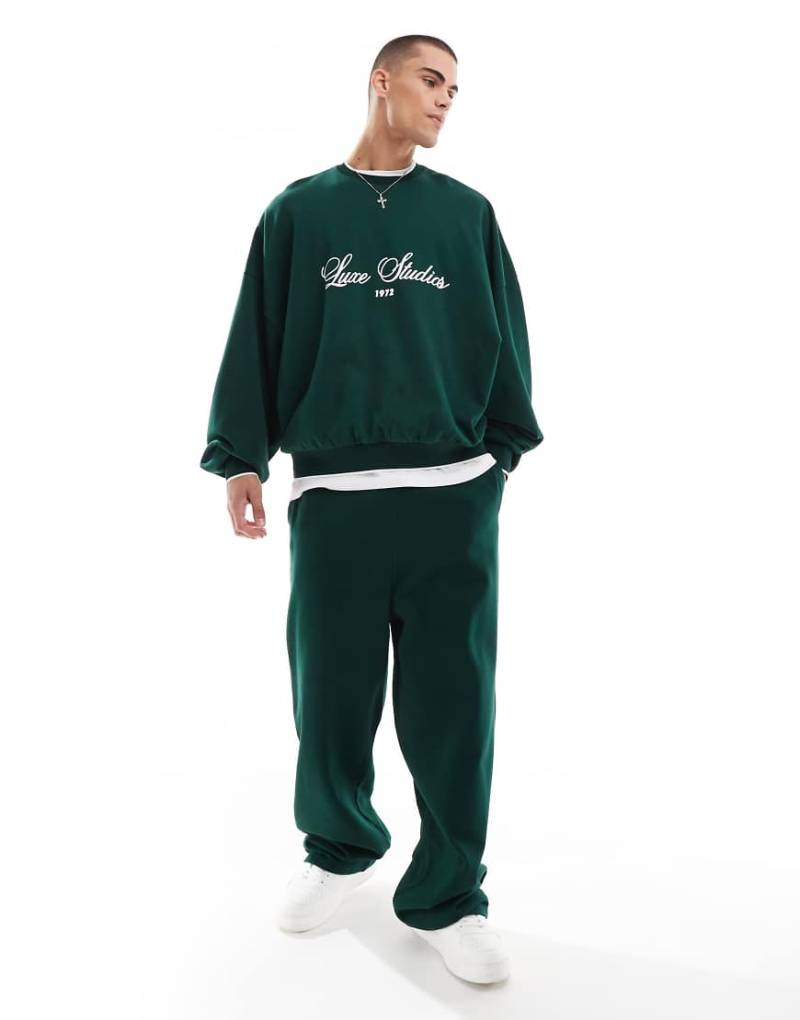 ASOS DESIGN - Jogginghose in Dunkelgrün mit weitem Bein und seitlichem Zierstreifen von ASOS DESIGN