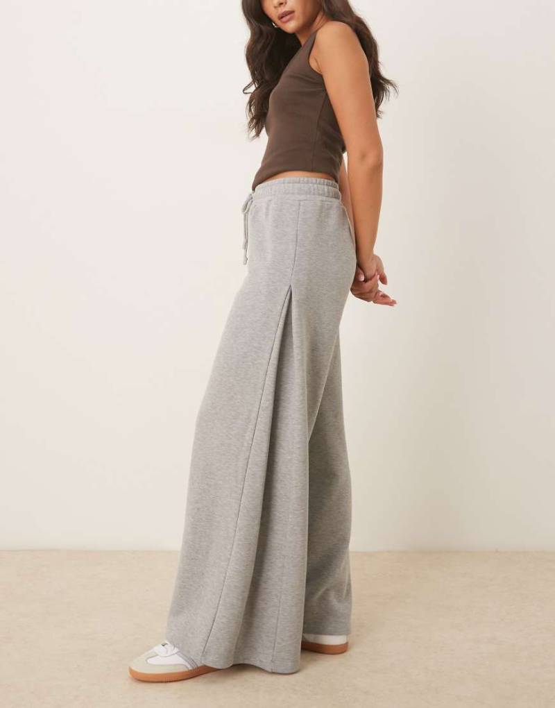 ASOS DESIGN - Jogginghose in Grau meliert mit weitem Bein und Falteneinsatz von ASOS DESIGN