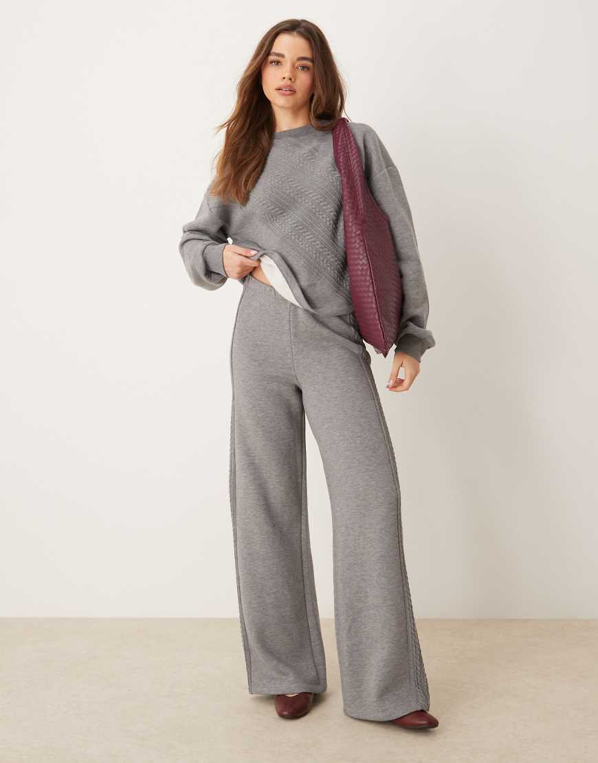 ASOS DESIGN - Jogginghose in Grau mit gespleißtem Design, Zopfmuster und weitem Bein, Kombiteil ASOS DESIGN - Jogginghose in Grau mit gespleißtem Design, Zopfmuster und weitem Bein, Kombiteil von ASOS DESIGN