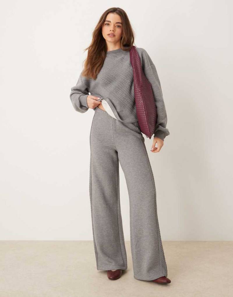 ASOS DESIGN - Jogginghose in Grau mit gespleißtem Design, Zopfmuster und weitem Bein, Kombiteil von ASOS DESIGN