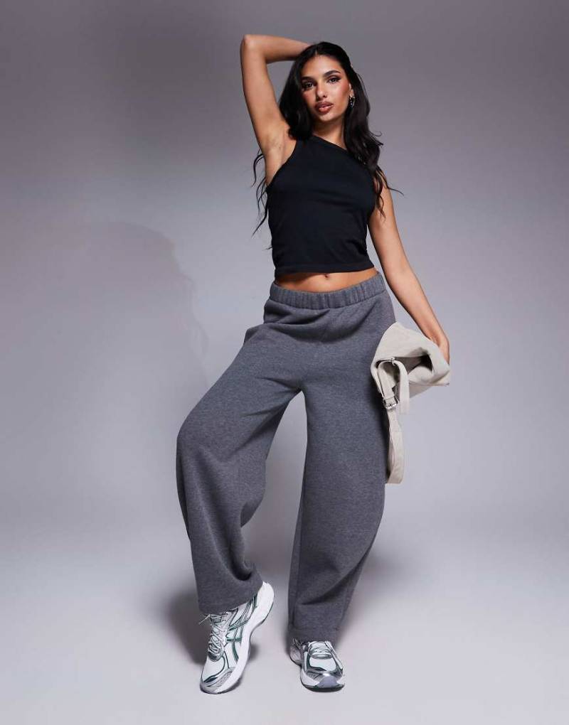ASOS DESIGN - Jogginghose in Grau mit weitem, abgerundetem Beinschnitt von ASOS DESIGN