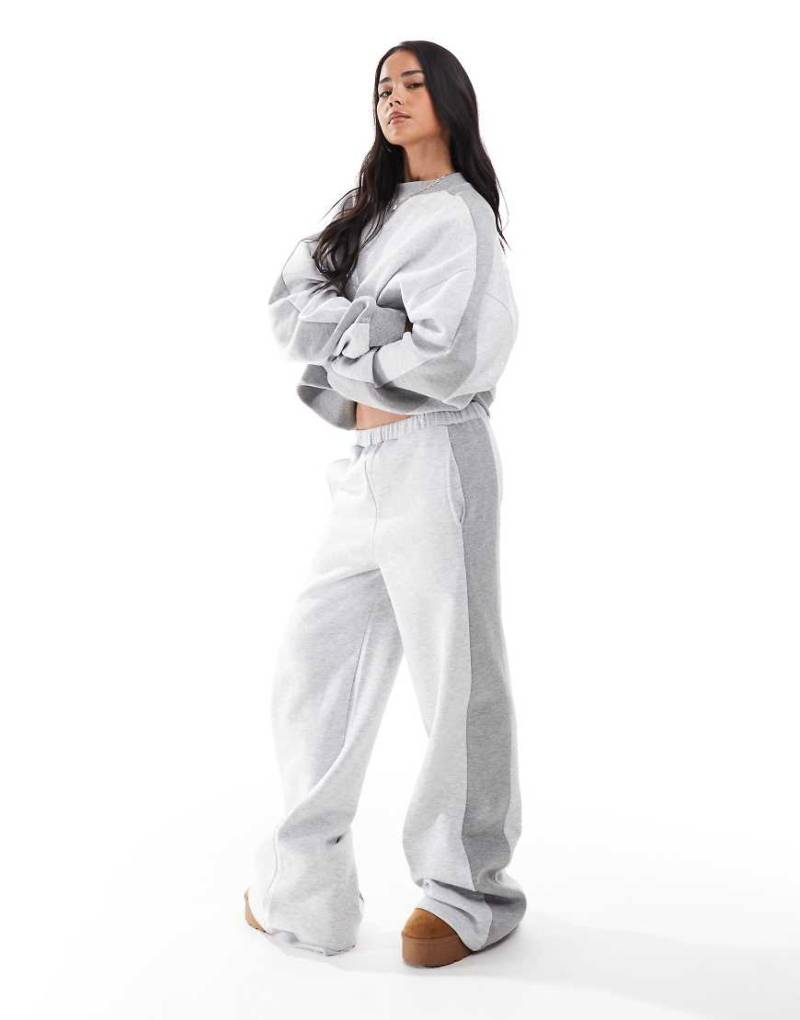 ASOS DESIGN - Jogginghose in Grau mit weitem Beinschnitt und Bahnendesign, Kombiteil von ASOS DESIGN