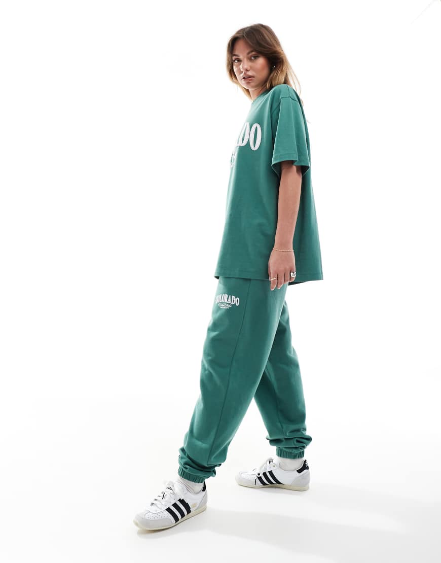 ASOS DESIGN - Jogginghose in Grün mit Bündchen und „Colorado"-Grafik ASOS DESIGN - Jogginghose in Grün mit Bündchen und „Colorado"-Grafik von ASOS DESIGN