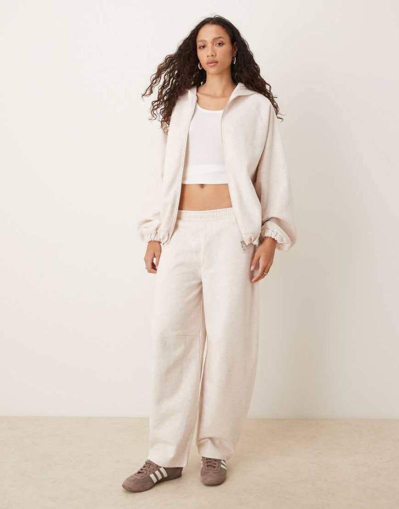 ASOS DESIGN - Jogginghose in Haferbeige mit abgerundetem Beinschnitt, Kombiteil-Neutral ASOS DESIGN - Jogginghose in Haferbeige mit abgerundetem Beinschnitt, Kombiteil-Neutral von ASOS DESIGN