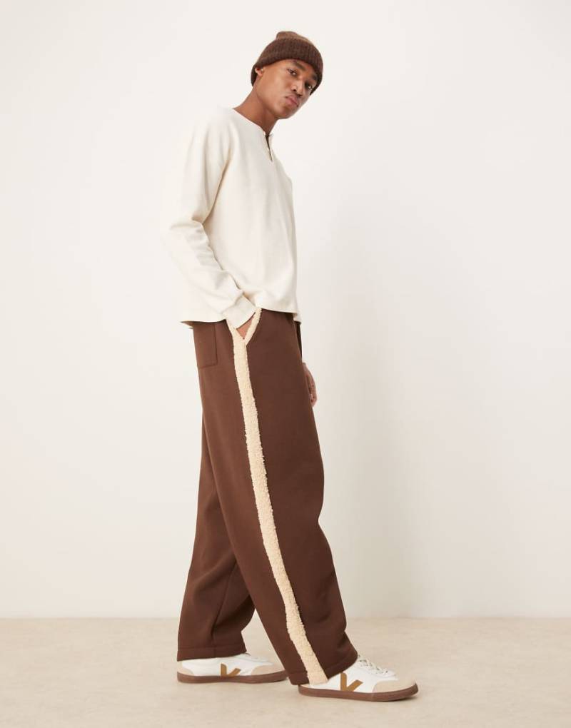 ASOS DESIGN - Jogginghose in Khaki mit Ballon-Schnitt und Teddyfutter-Grün von ASOS DESIGN