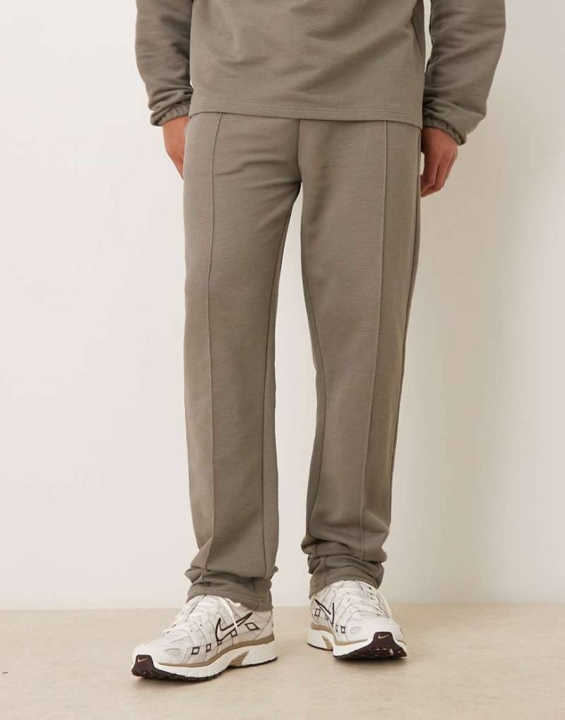 ASOS DESIGN - Jogginghose in Khaki mit geradem Schnitt und Biesen-Grün von ASOS DESIGN