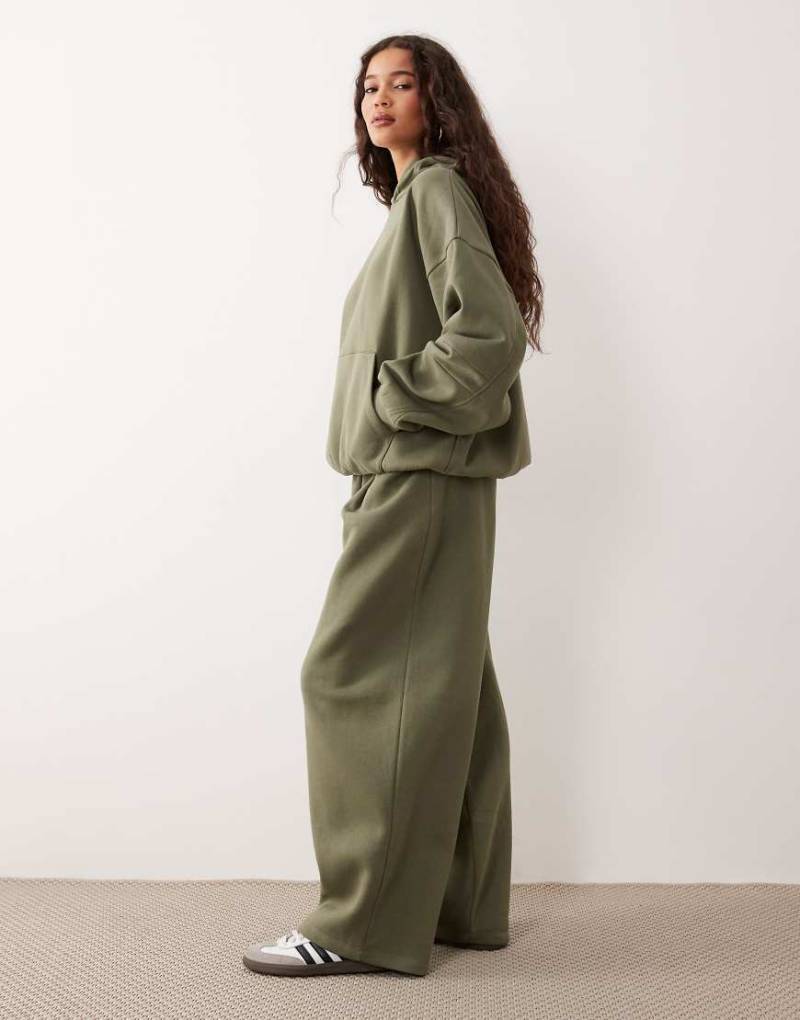 ASOS DESIGN - Jogginghose in Khaki mit weitem, abgerundetem Bein, Kombiteil-Grün von ASOS DESIGN