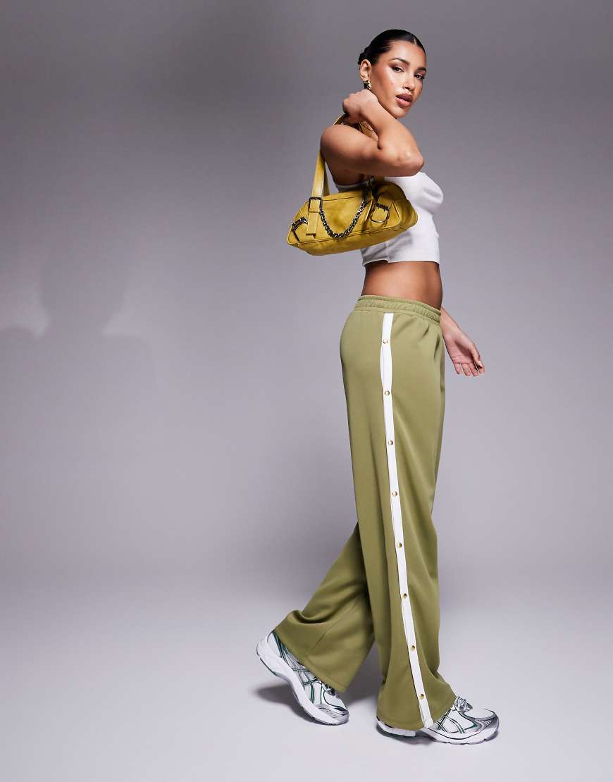 ASOS DESIGN - Jogginghose in Khaki mit weitem Bein und Streifen mit Druckknöpfen-Grün von ASOS DESIGN