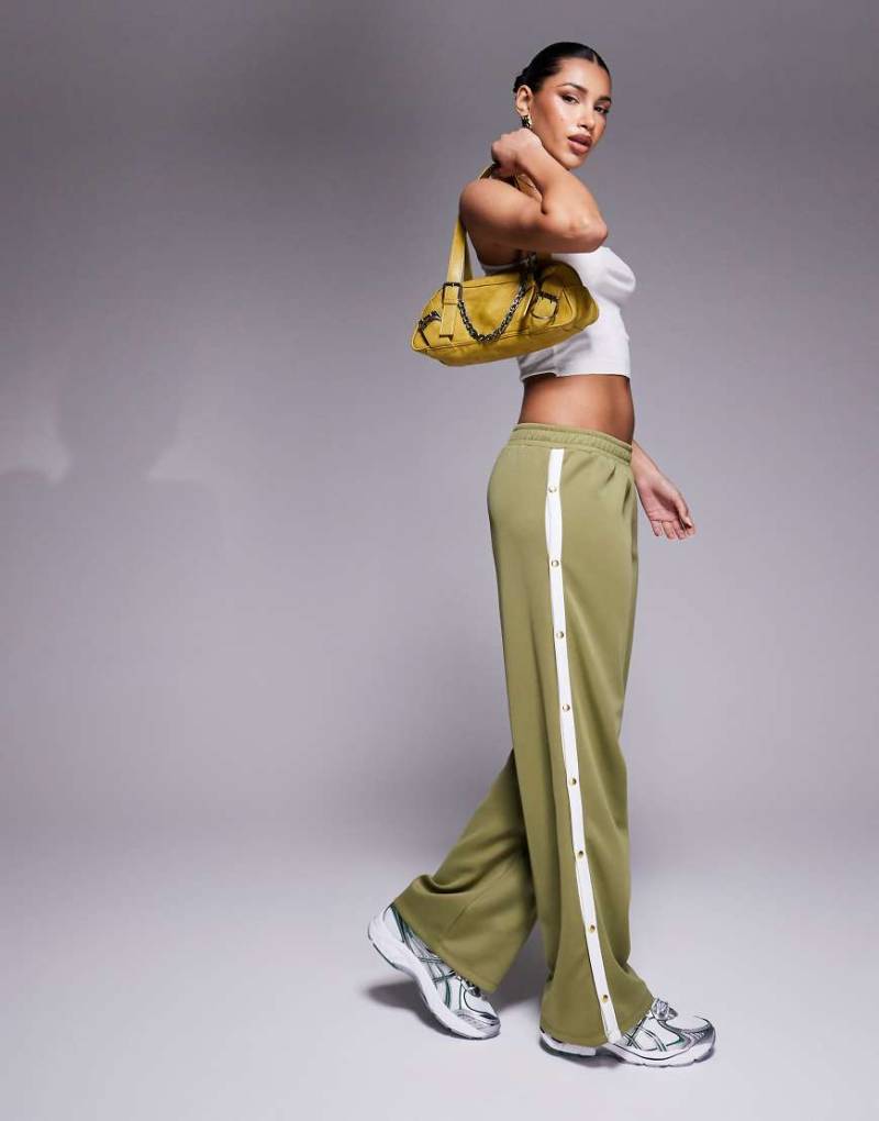 ASOS DESIGN - Jogginghose in Khaki mit weitem Bein und Streifen mit Druckknöpfen-Grün von ASOS DESIGN