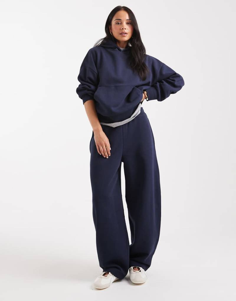 ASOS DESIGN - Jogginghose in Marineblau mit angerauter Rückseite und Barrel-Passform von ASOS DESIGN