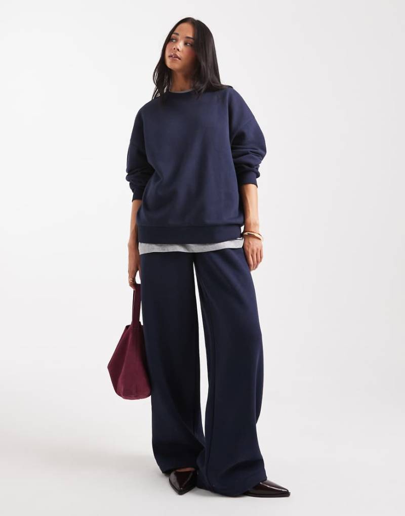 ASOS DESIGN - Jogginghose in Marineblau mit angerauter Rückseite und weitem Bein von ASOS DESIGN