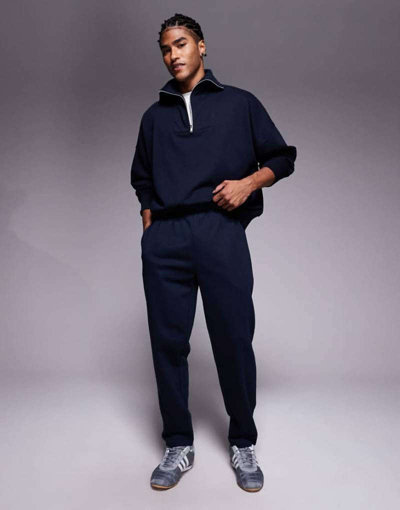 ASOS DESIGN - Jogginghose in Marineblau mit geradem Bein und Bundfalten ASOS DESIGN - Jogginghose in Marineblau mit geradem Bein und Bundfalten von ASOS DESIGN