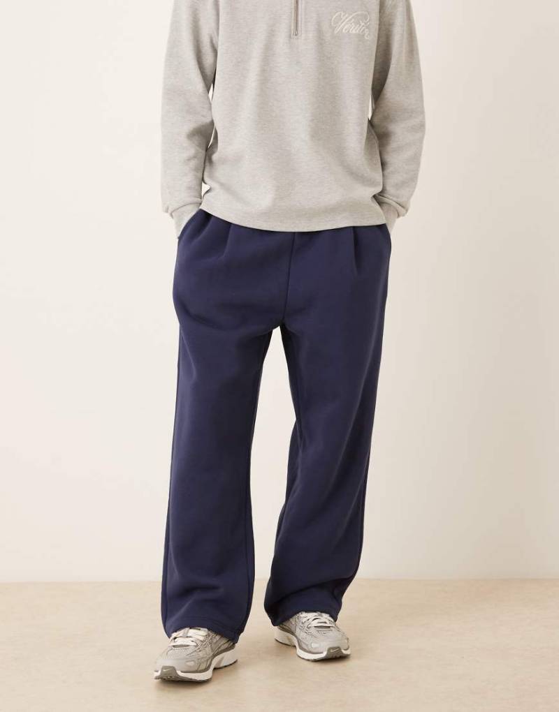 ASOS DESIGN - Jogginghose in Marineblau mit weitem Bein und Bundfalten von ASOS DESIGN