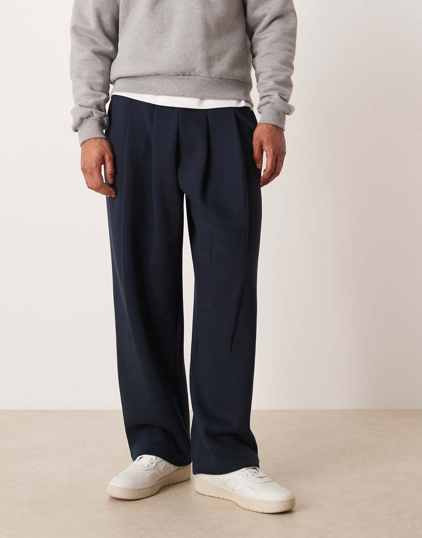 ASOS DESIGN - Jogginghose in Marineblau mit weitem Bein und Bundfalten von ASOS DESIGN