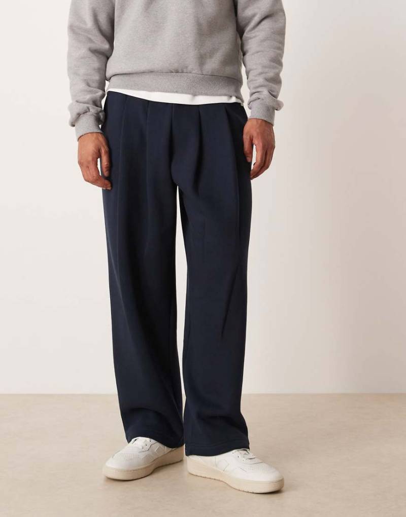 ASOS DESIGN - Jogginghose in Marineblau mit weitem Bein und Bundfalten von ASOS DESIGN