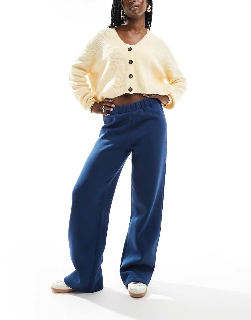 ASOS DESIGN - Jogginghose in Marineblau mit weitem Bein von ASOS DESIGN