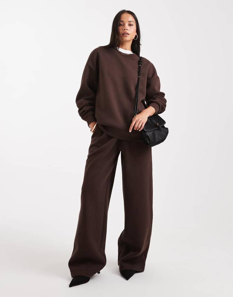 ASOS DESIGN - Jogginghose in Schokobraun mit angerauter Rückseite und weitem Bein-Brown von ASOS DESIGN