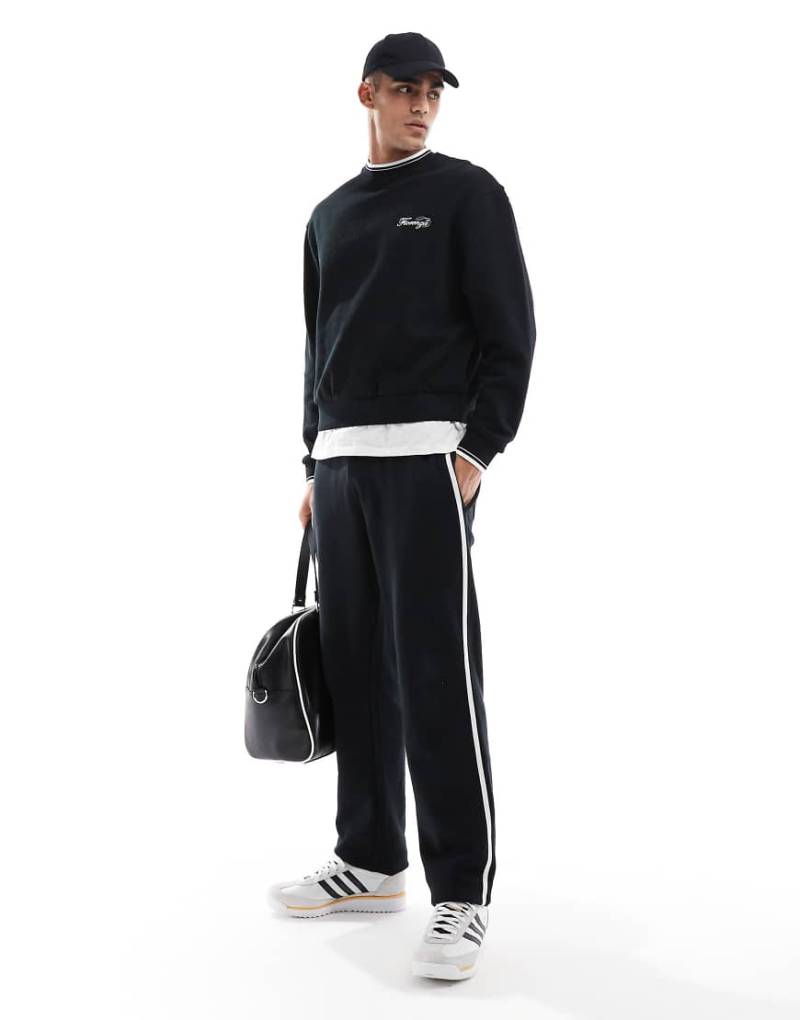 ASOS DESIGN - Jogginghose in Schwarz mit geradem Bein und texturierten Seitenstreifen von ASOS DESIGN