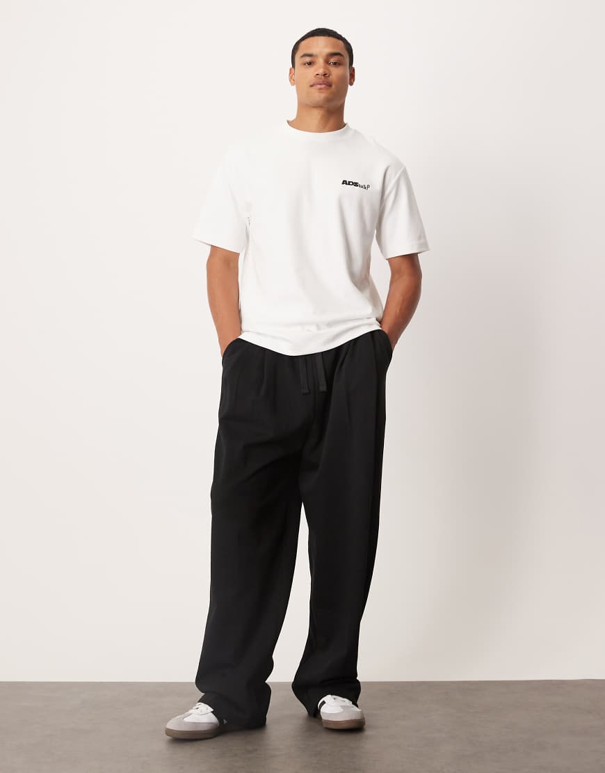 ASOS DESIGN - Jogginghose in Schwarz mit weitem Bein und Bundfalte von ASOS DESIGN