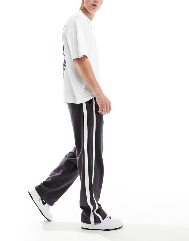 ASOS DESIGN - Jogginghose in Schwarz mit weitem Bein und seitlichen Streifen von ASOS DESIGN