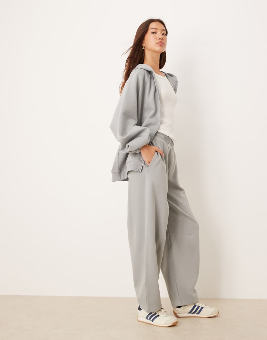 ASOS DESIGN - Jogginghose in Staubblau mit abgerundetem Beinschnitt, Kombiteil ASOS DESIGN - Jogginghose in Staubblau mit abgerundetem Beinschnitt, Kombiteil von ASOS DESIGN