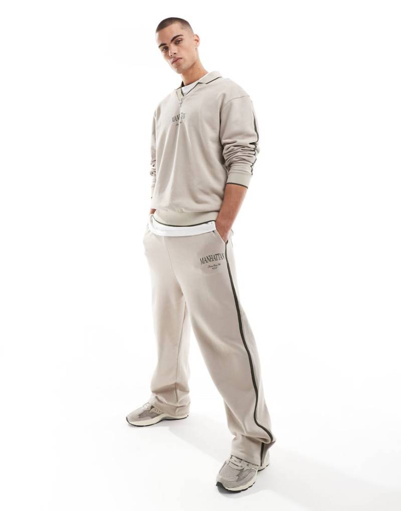 ASOS DESIGN - Jogginghose in Steinbeige mit weitem Bein, seitlichem Zierstreifen und City-Print, Kombiteil-Neutral von ASOS DESIGN