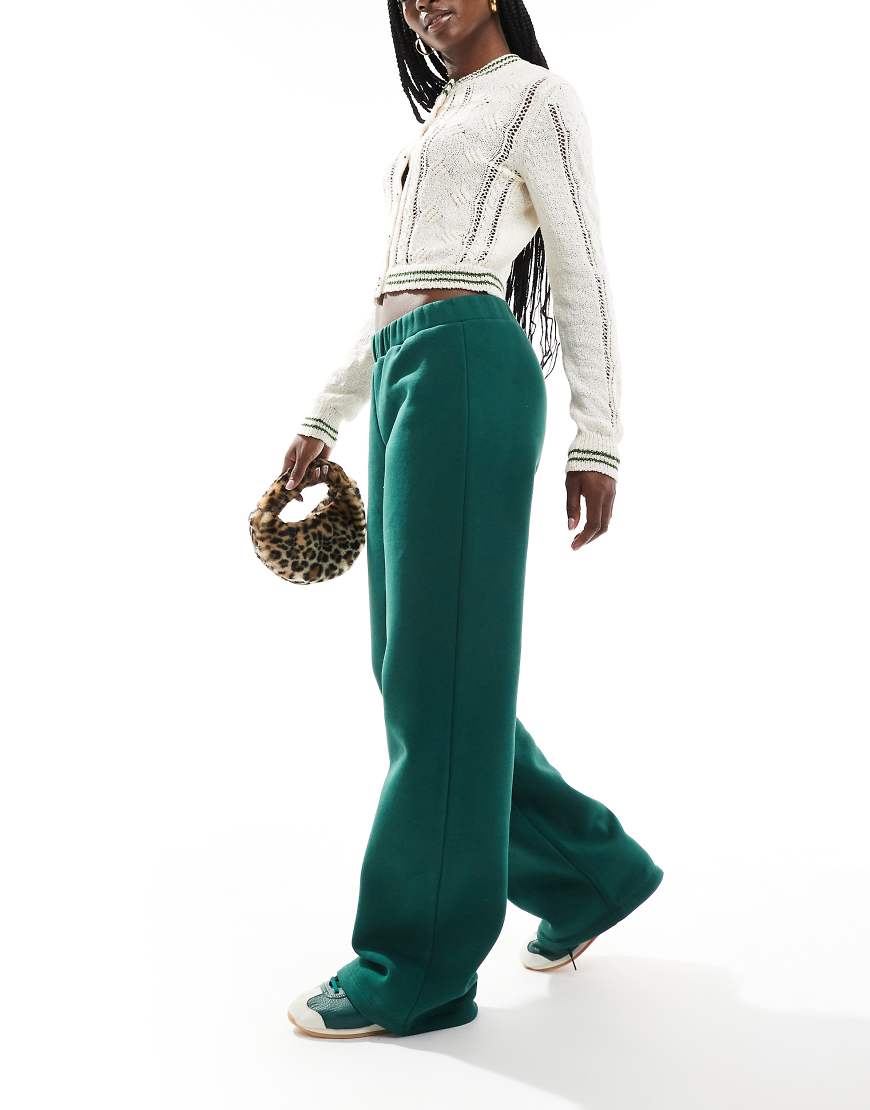ASOS DESIGN - Jogginghose in Tannengrün mit weitem Schnitt von ASOS DESIGN