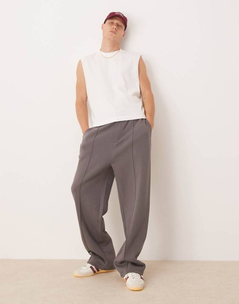 ASOS DESIGN - Jogginghose in Vulkangrau mit breitem Bein von ASOS DESIGN