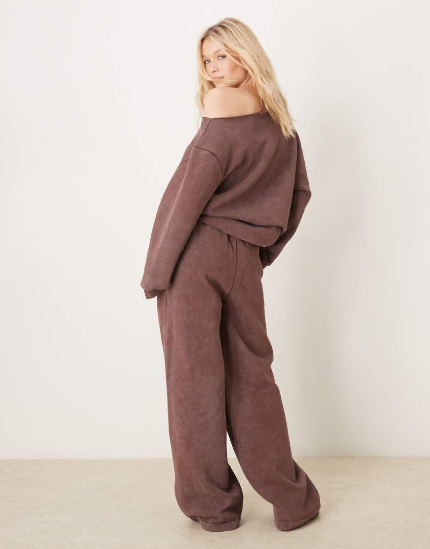 ASOS DESIGN - Jogginghose in burgunderroter Acid-Waschung mit weitem Bein, Kombiteil-Braun von ASOS DESIGN