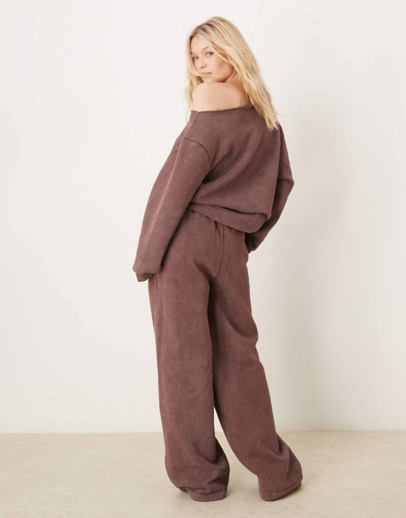 ASOS DESIGN - Jogginghose in burgunderroter Acid-Waschung mit weitem Bein, Kombiteil-Braun von ASOS DESIGN
