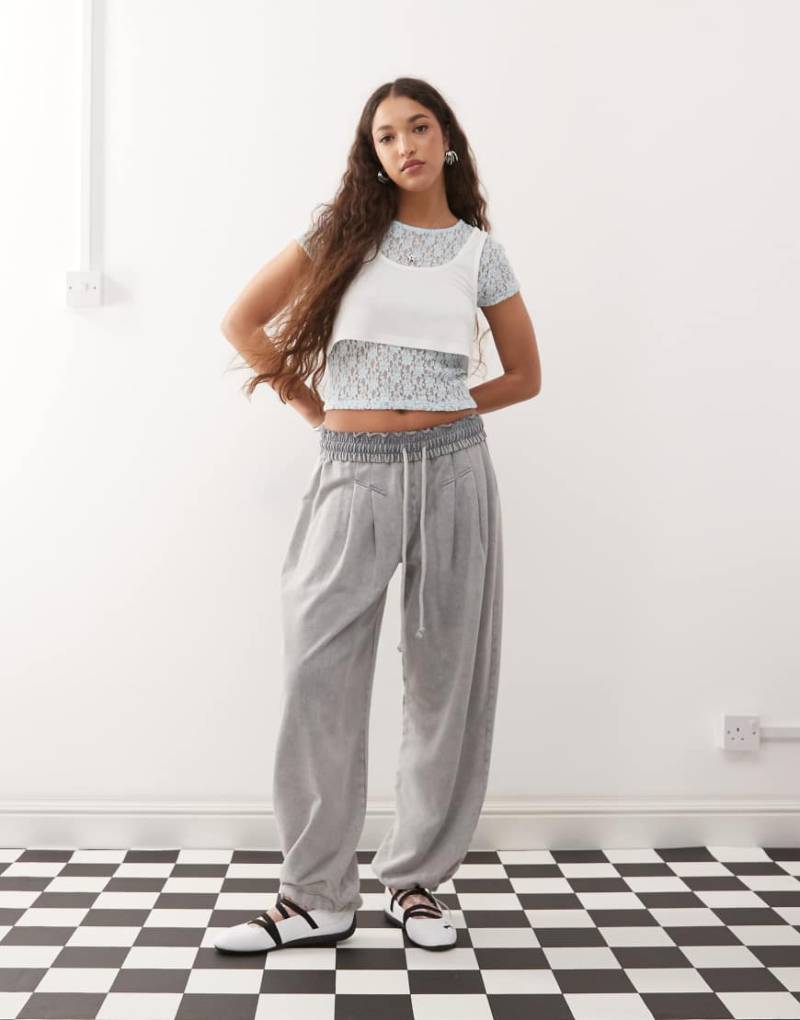 ASOS DESIGN - Jogginghose in grauer Acid-Waschung mit gerafftem Detail von ASOS DESIGN