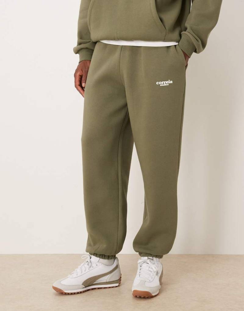ASOS DESIGN - Jogginghose in staubigem Olivgrün mit lockerer Passform und Aufdruck, Kombiteil von ASOS DESIGN