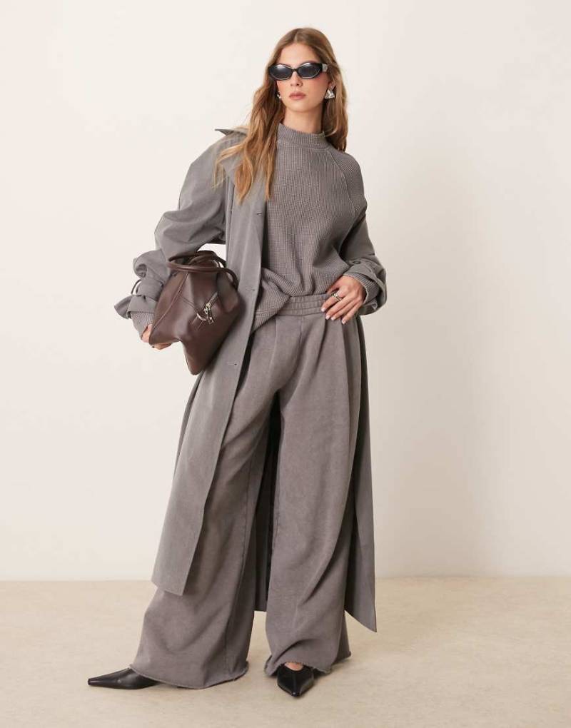 ASOS DESIGN - Jogginghose in verwaschenem Grau mit extrem weitem Bein von ASOS DESIGN