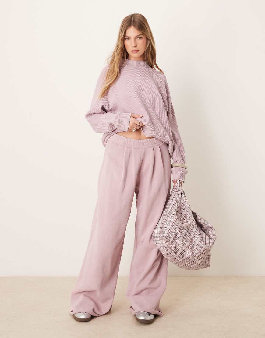 ASOS DESIGN - Jogginghose in verwaschenem Malve mit extrem weitem Bein-Lila von ASOS DESIGN