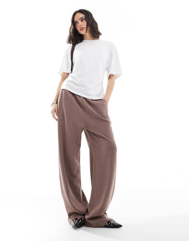 ASOS DESIGN - Jogginghose in verwaschenem Schokobraun mit geradem Schnitt und Waffelstruktur ASOS DESIGN - Jogginghose in verwaschenem Schokobraun mit geradem Schnitt und Waffelstruktur von ASOS DESIGN