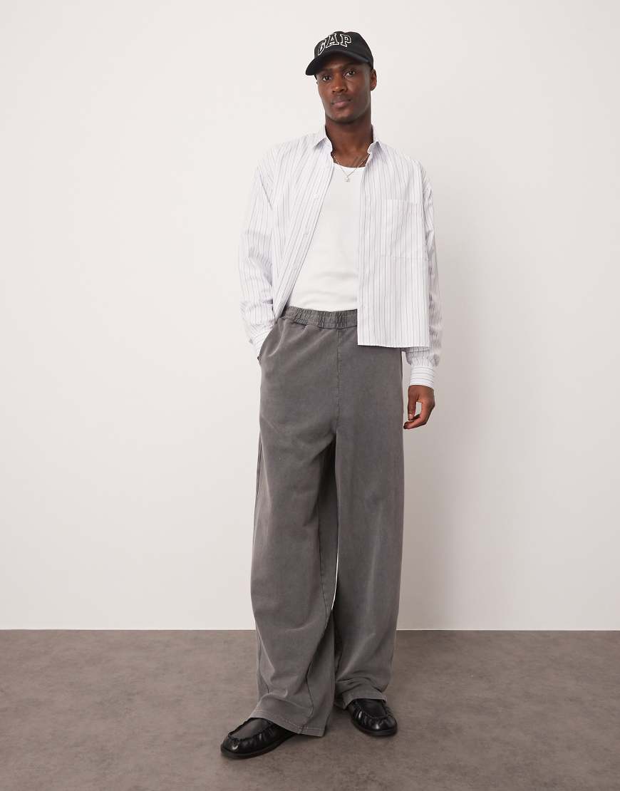 ASOS DESIGN - Jogginghose in verwaschenem Schwarz in Ballonoptik mit Ziernähten-Grau ASOS DESIGN - Jogginghose in verwaschenem Schwarz in Ballonoptik mit Ziernähten-Grau von ASOS DESIGN