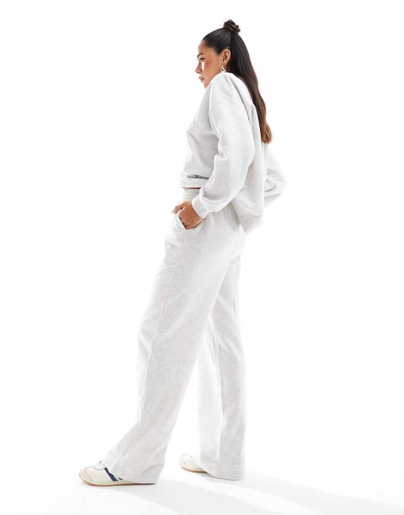 ASOS DESIGN - Jogginghose mit geradem Bein in Eisgrau meliert von ASOS DESIGN