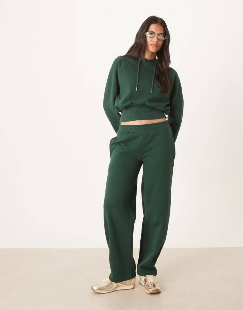 ASOS DESIGN - Jogginghose mit weitem, abgerundetem Bein in Dunkelgrün, Kombiteil-Blau von ASOS DESIGN