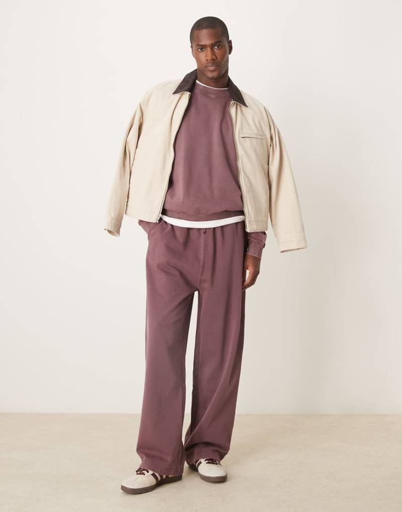 ASOS DESIGN - Jogginghose mit weitem Bein in verwaschenem Burgunderrot von ASOS DESIGN