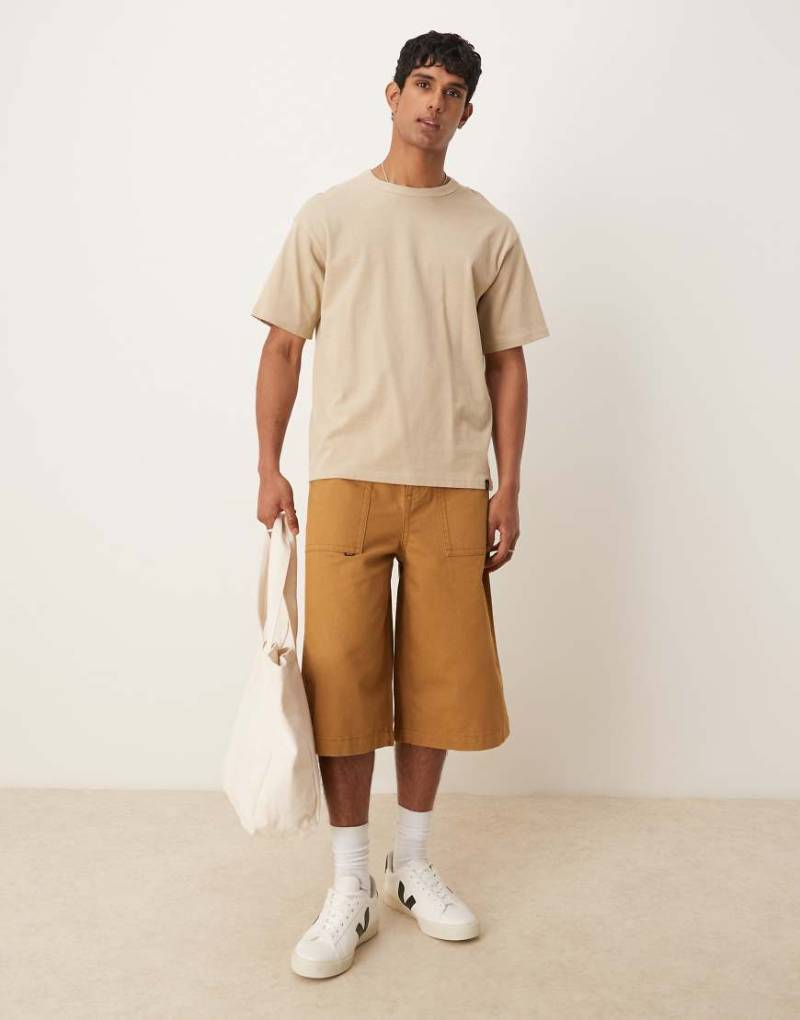 ASOS DESIGN - Längere Shorts in Hellbraun mit bestickten Gesäßtaschen von ASOS DESIGN