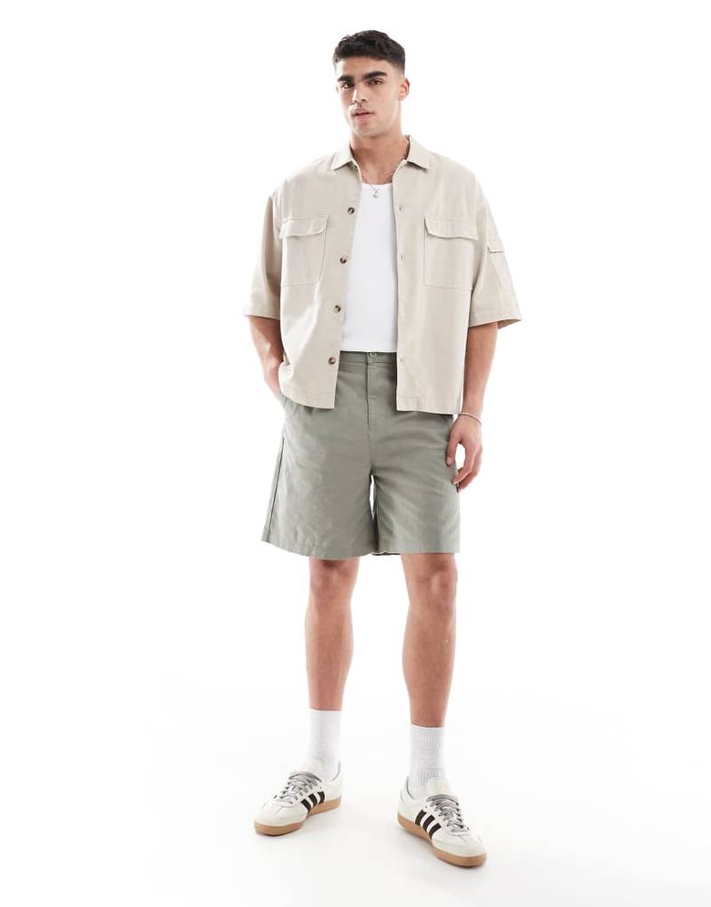 ASOS DESIGN - Mittellange Shorts aus Leinenmix in Khaki-Grün von ASOS DESIGN