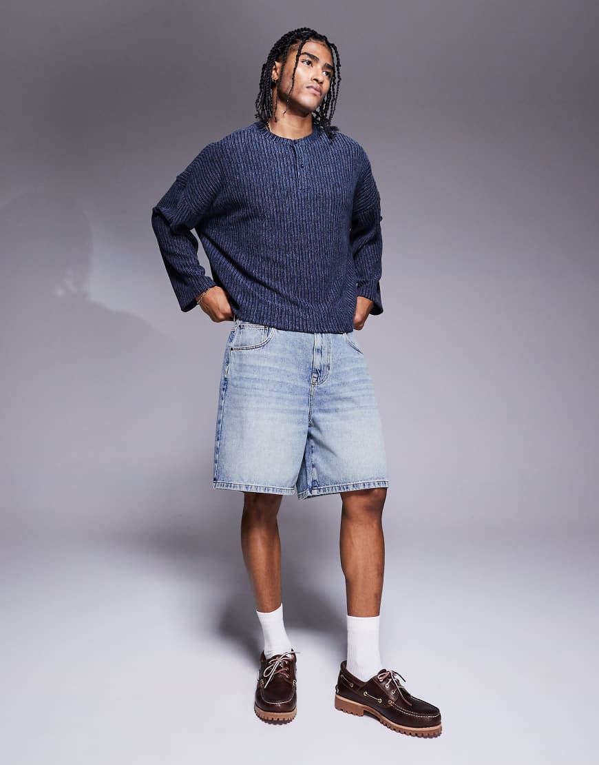 ASOS DESIGN - Jeans-Jorts in Standard-Länge und hellblauer Waschung mit Farbstich ASOS DESIGN - Jeans-Jorts in Standard-Länge und hellblauer Waschung mit Farbstich von ASOS DESIGN
