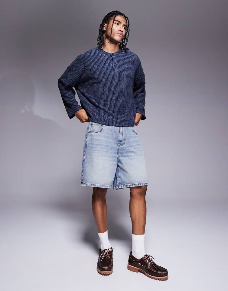 ASOS DESIGN - Jeans-Jorts in Standard-Länge und hellblauer Waschung mit Farbstich von ASOS DESIGN