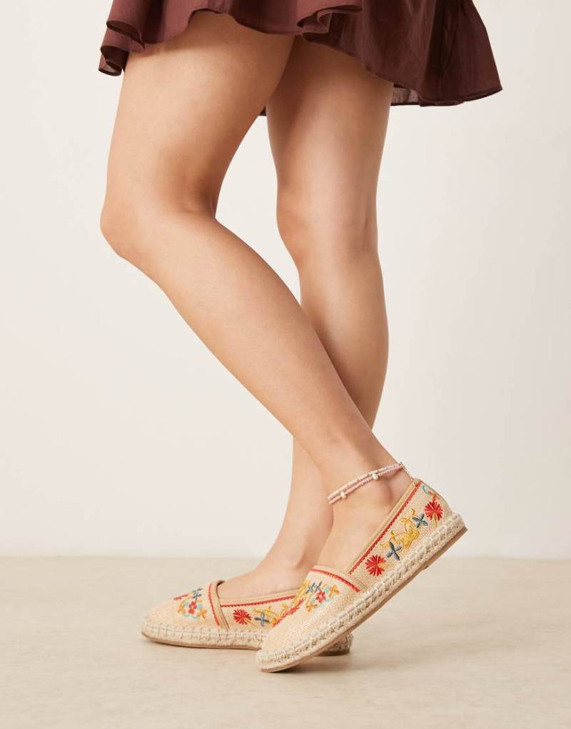 ASOS DESIGN - Jos - Bestickte Espadrilles in Naturton mit geschlossener Zehenpartie-Neutral von ASOS DESIGN