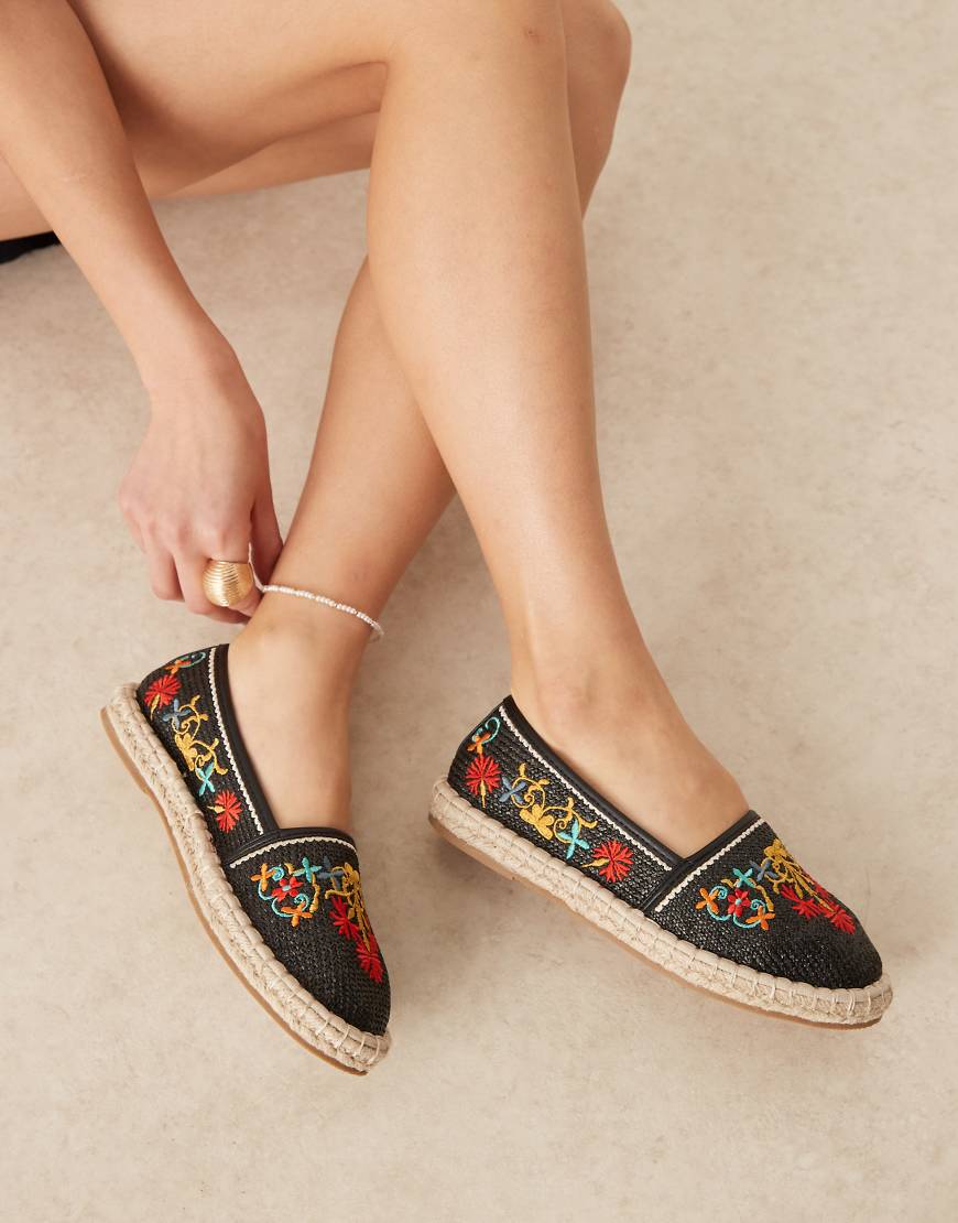 ASOS DESIGN - Jos - Bestickte Espadrilles in Schwarz mit geschlossener Zehenpartie ASOS DESIGN - Jos - Bestickte Espadrilles in Schwarz mit geschlossener Zehenpartie von ASOS DESIGN