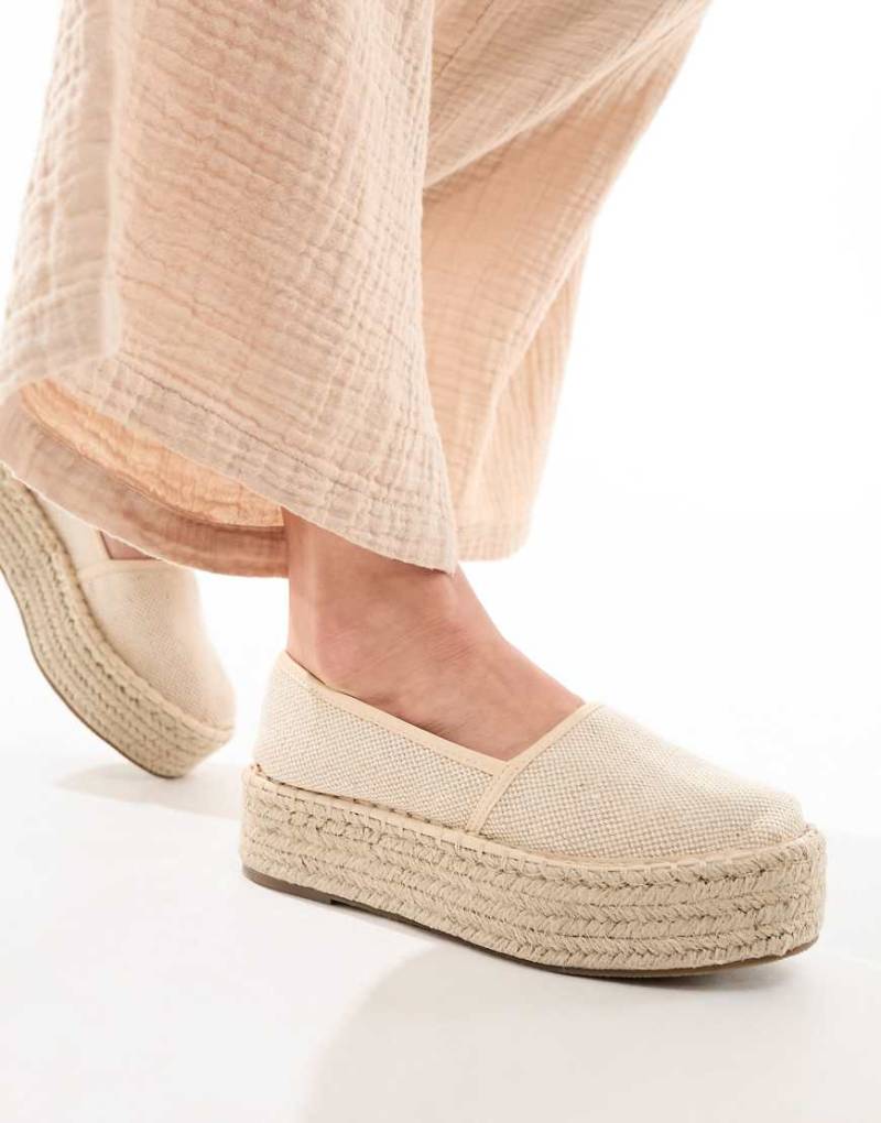 ASOS DESIGN - Journal - Espadrilles in Cremeweiß mit flacher Plateausohle von ASOS DESIGN