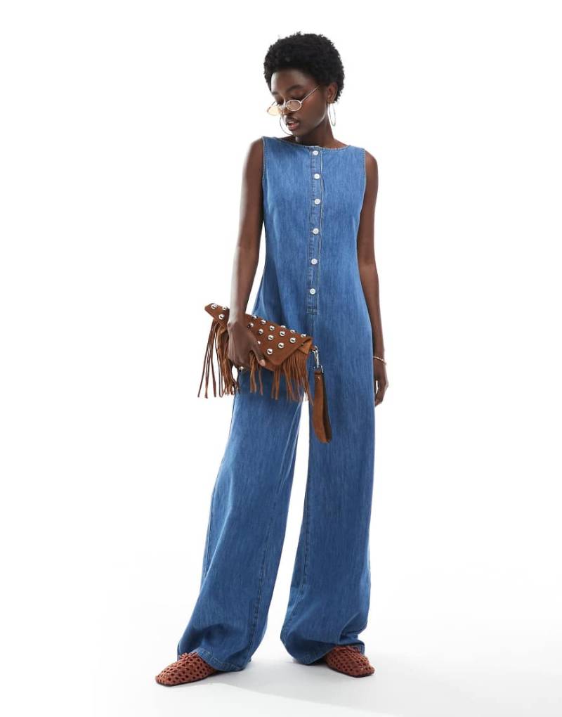 ASOS DESIGN - Jumpsuit aus Denim in Mittelblau mit U-Boot-Ausschnitt von ASOS DESIGN